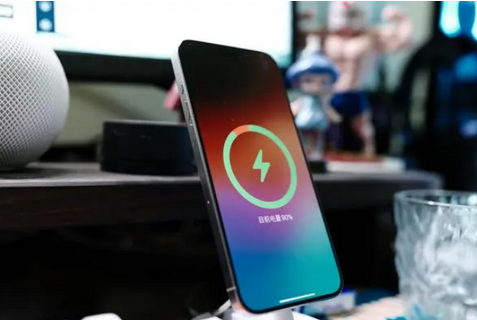 临河苹果15换屏服务分享用什么充电器给iPhone15充电更好 